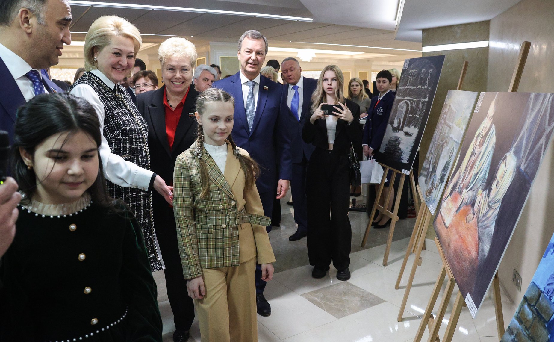 В Совете Федерации открылась выставка картин победителей конкурса детского рисунка, посвященного 80-летию прорыва блокады Ленинграда «Жизнь, деленная на граммы»