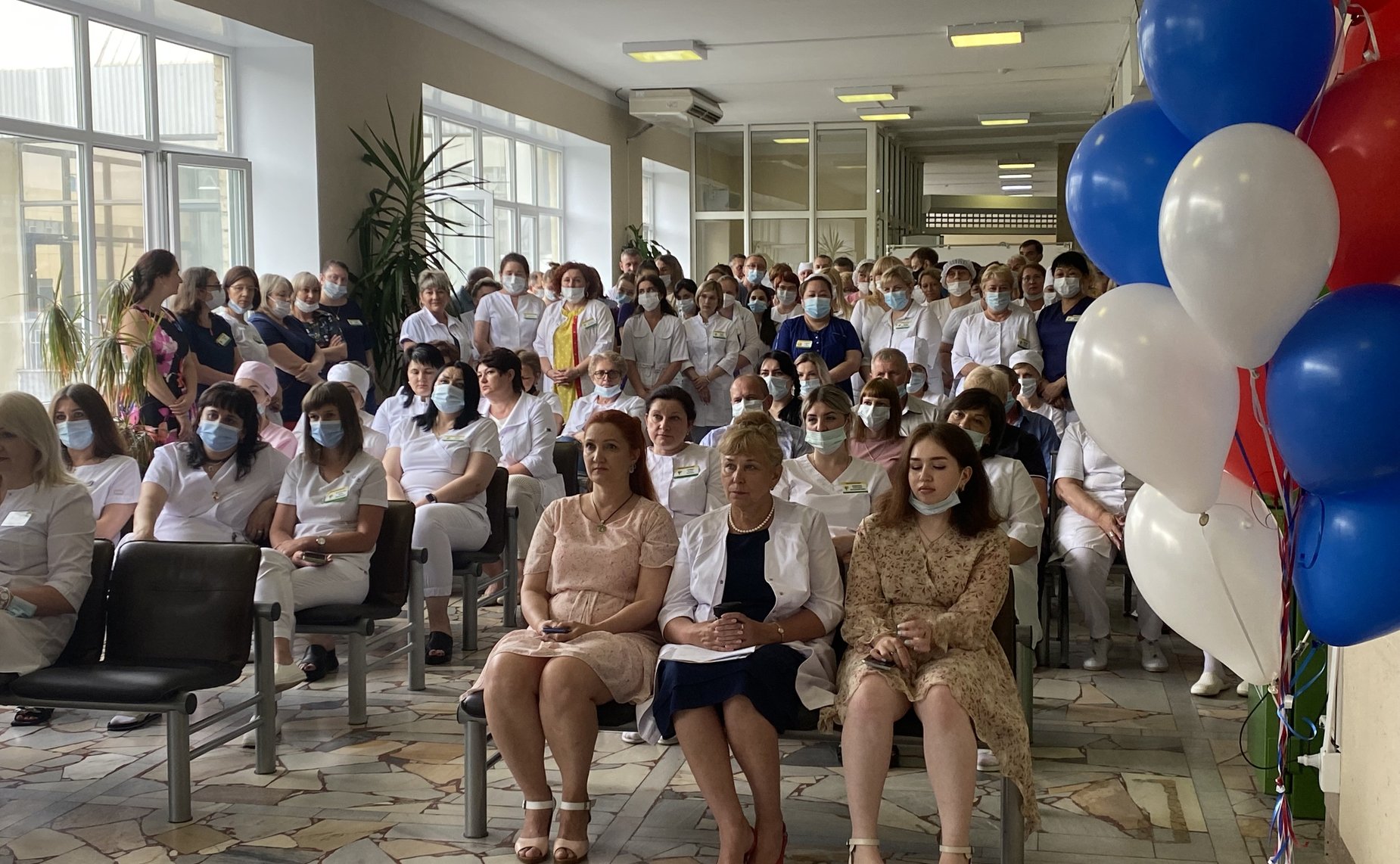 Олег Алексеев в ходе рабочей поездки в регион поздравил медицинских работников города Саратова с профессиональным праздником