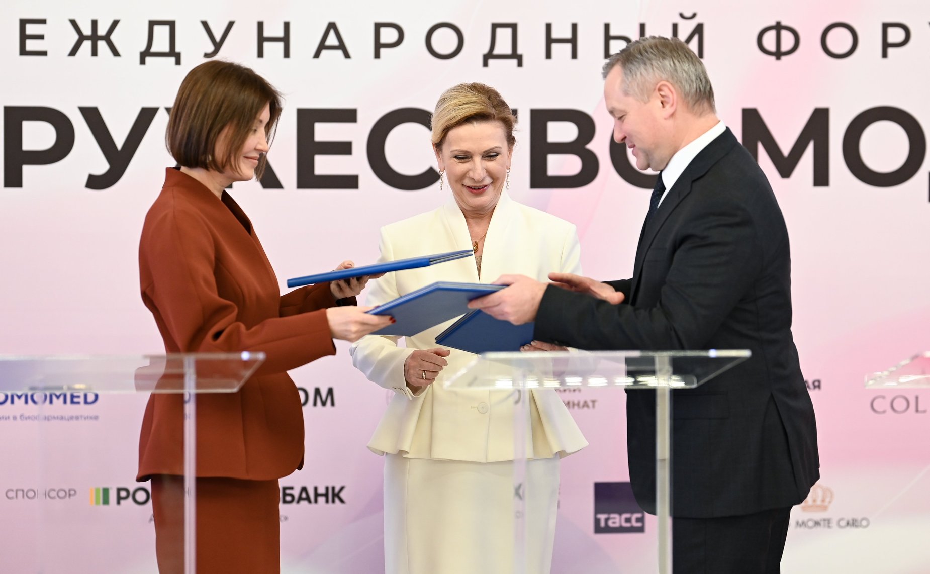 Подписание соглашений. IV Международный Форум «Содружество моды»