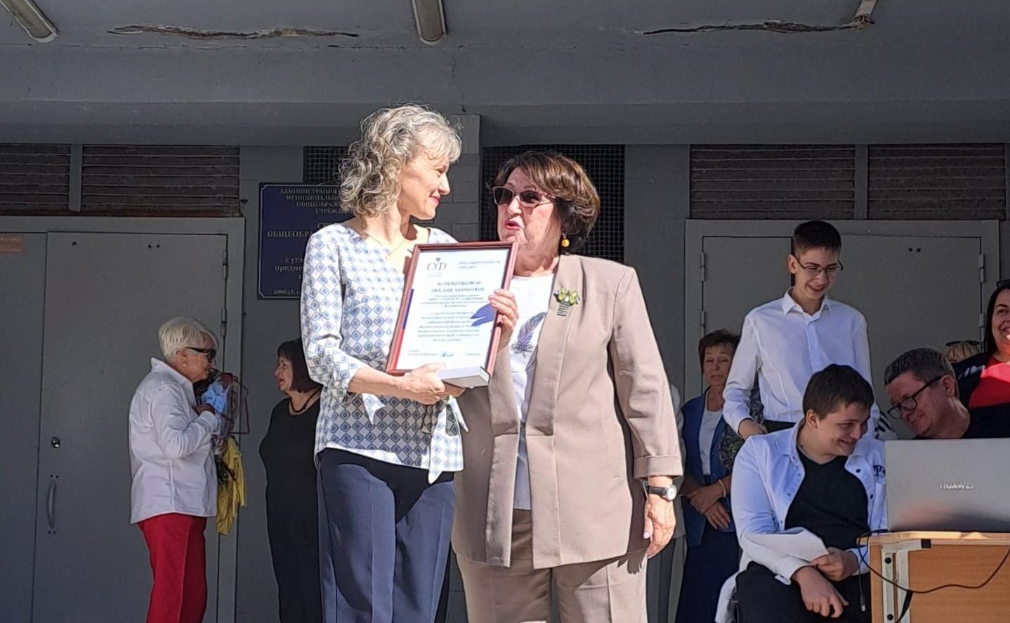 Людмила Талабаева приняла участие в торжественной линейке, приуроченной к празднованию Дня знаний, в средней школе № 74 города Владивостока