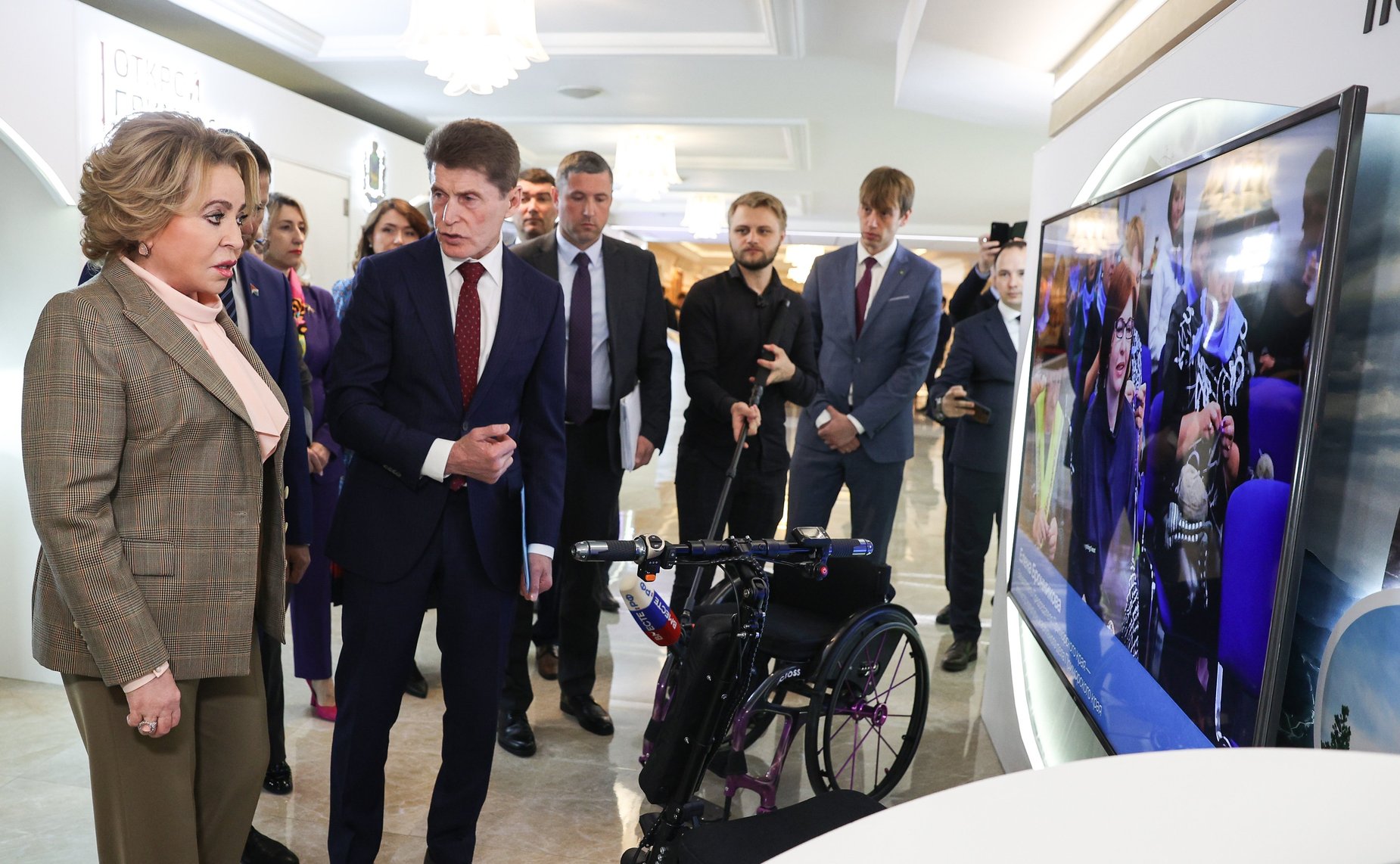 Валентина Матвиенко и Олег Кожемяко осмотрели выставку, посвященную истории и перспективам развития Приморского края