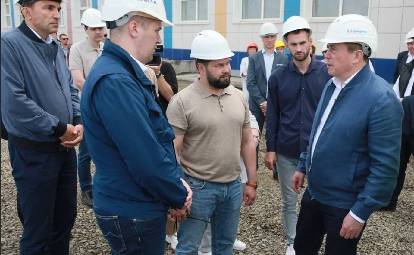 Андрей Хапочкин принял участие в торжественной сдаче жильцам двух новых многоэтажных домов в Углегорском районе области