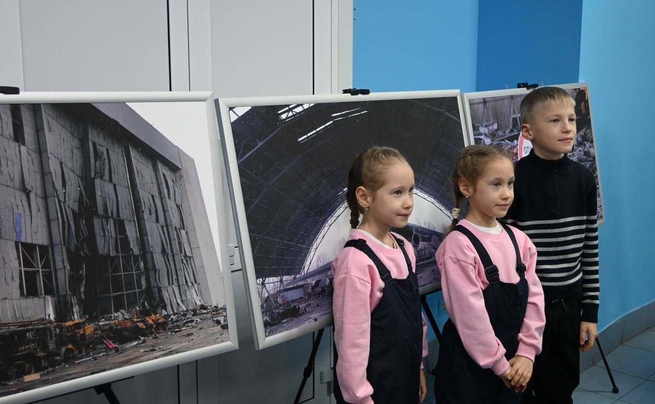 В Ульяновске прошёл праздничный концерт для детей участников специальной военной операции, в фойе концертного зала организована фотовыставка «Герои Гостомеля» и показ образцов боевого снаряжения