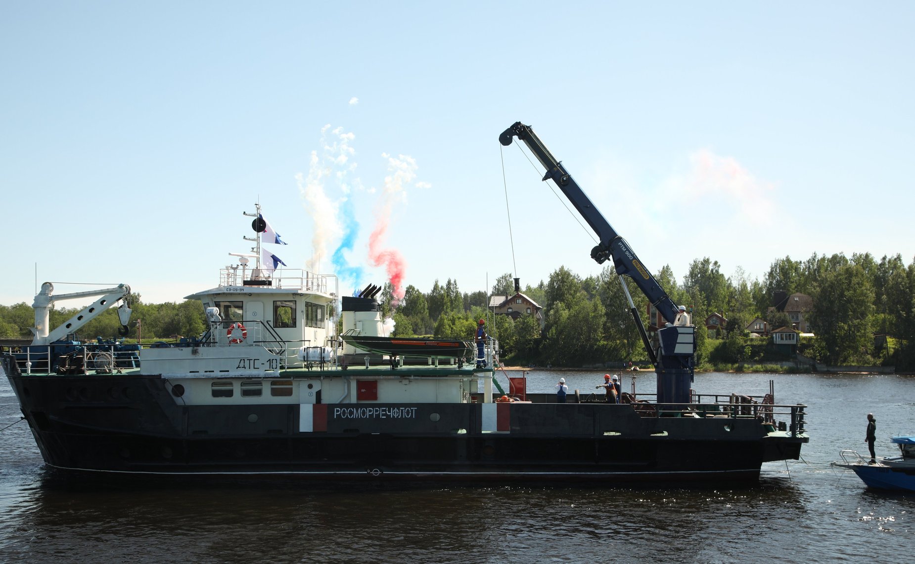 Сенаторы приняли участие в торжественной церемонии поднятия со дна Невы в районе Невского пятачка полковой пушки, затонувшей в ходе боев 1941 года