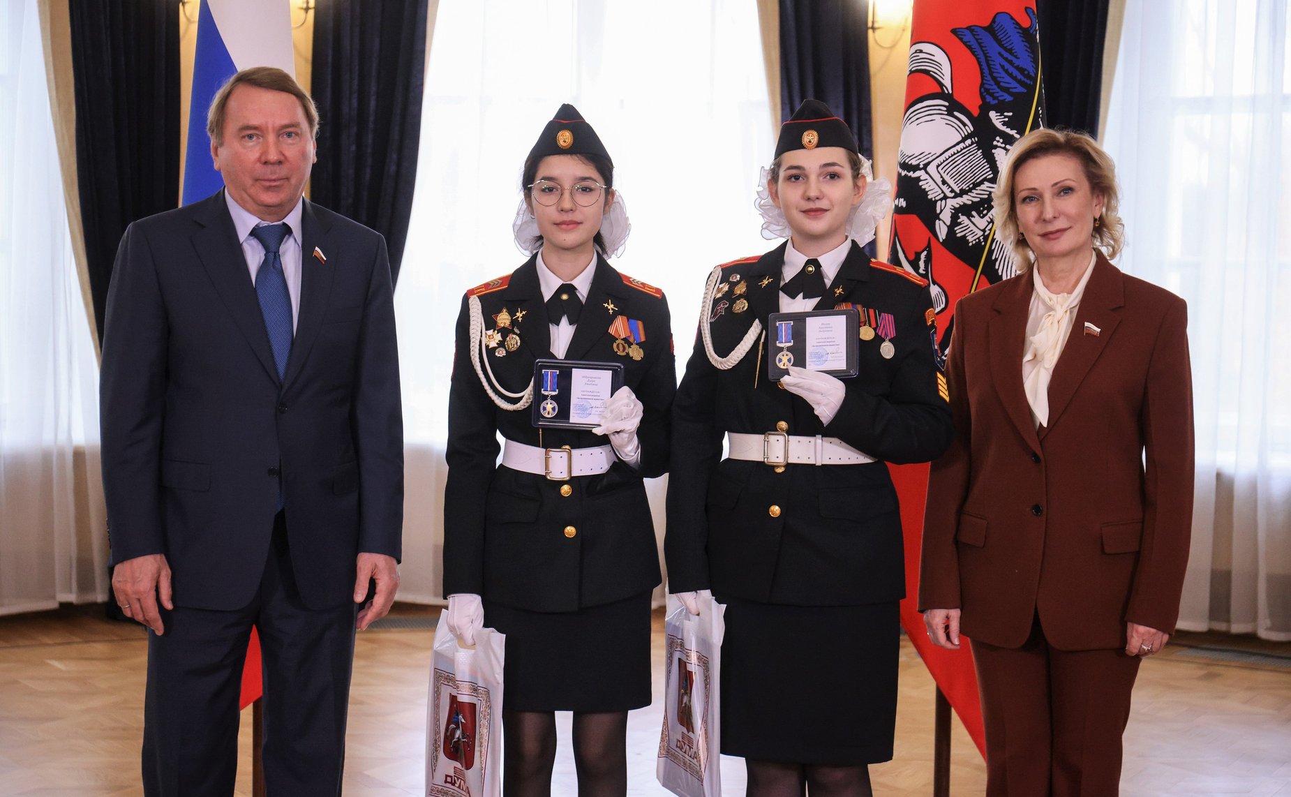 Инна Святенко и Владимир Кожин вручили награды юным героям — ученикам московских школ