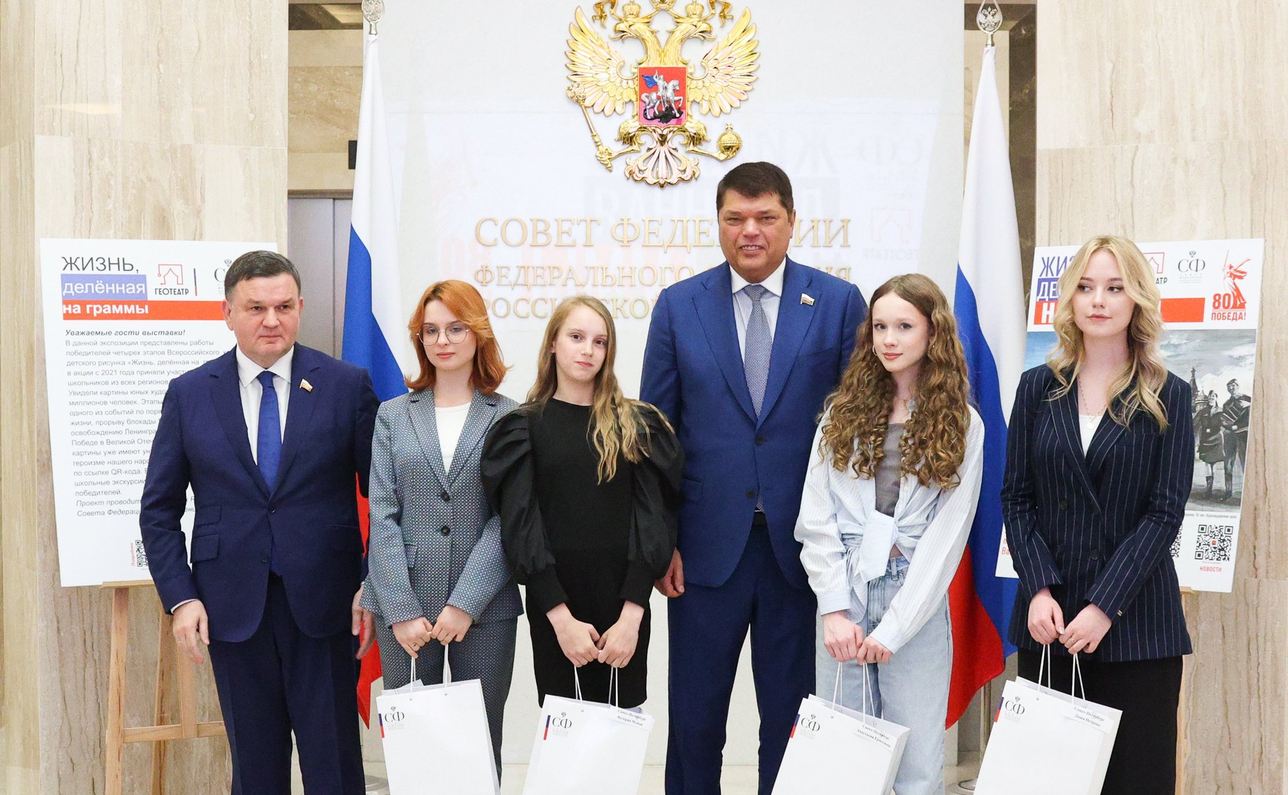 Лилия Гумерова и Дмитрий Василенко открыли в верхней палате выставку детского рисунка «Жизнь, делённая на граммы»
