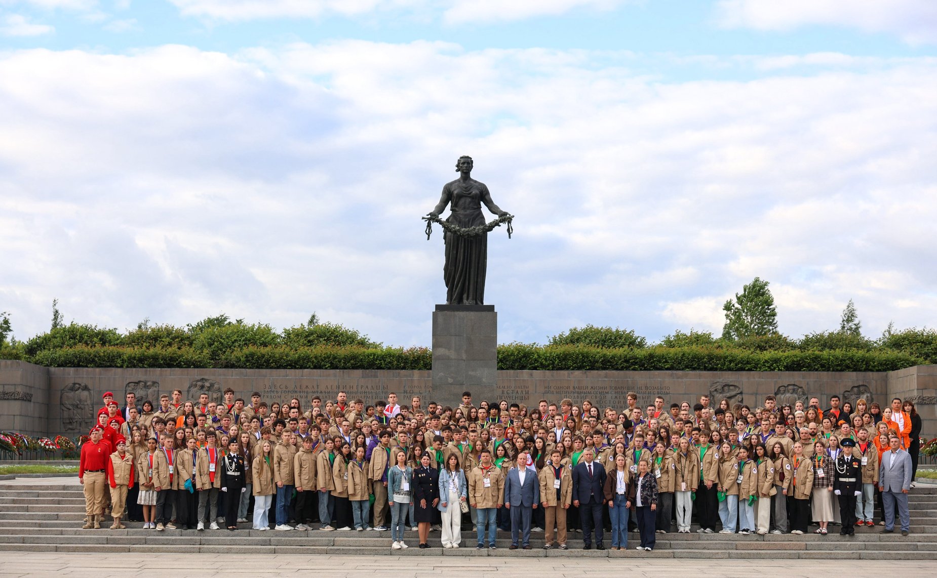 Культурно-образовательный проект «Поезд памяти». Санкт-Петербург. Церемония возложения цветов на Пискаревском мемориальном кладбище