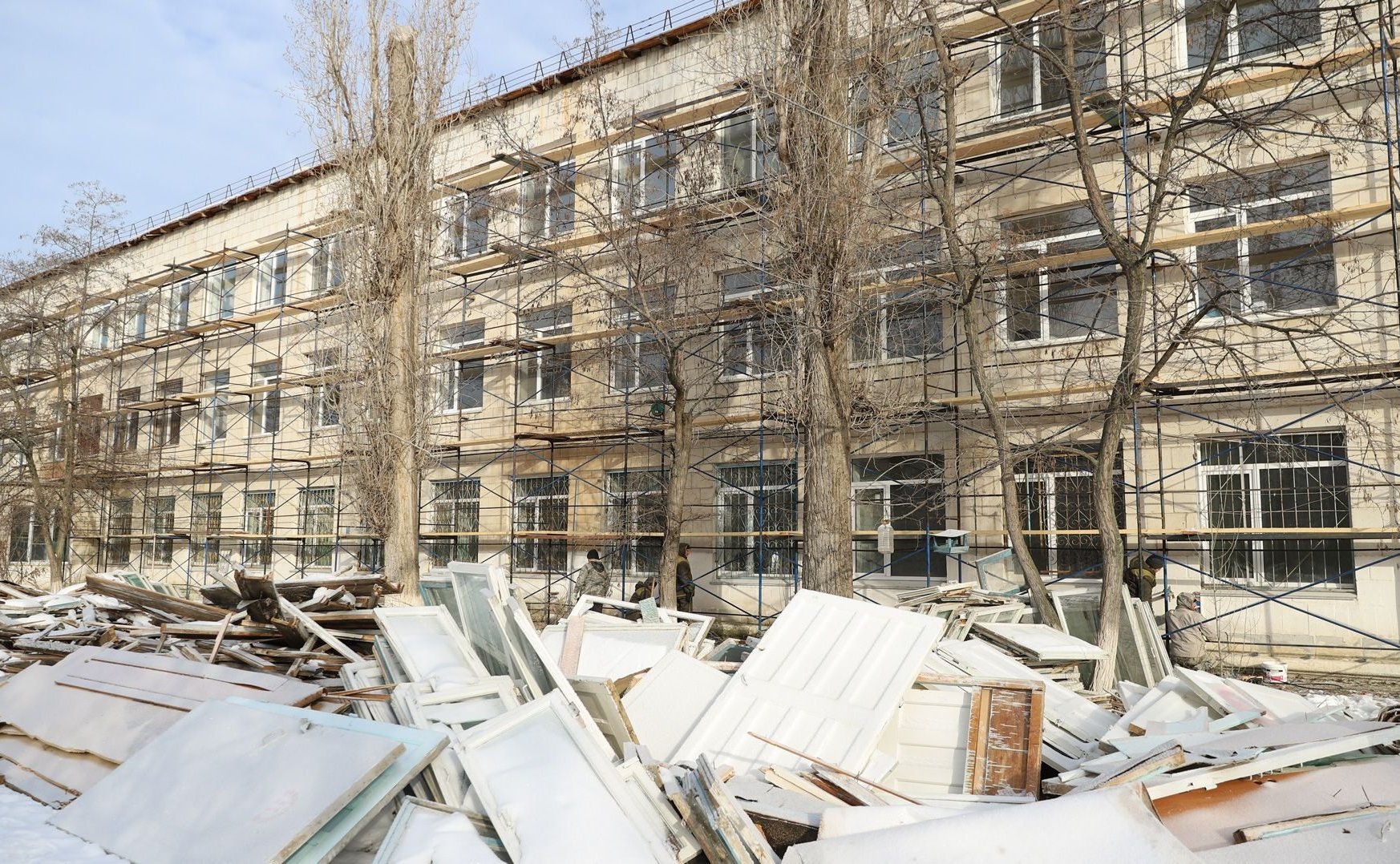 Сергей Горняков ознакомился с ходом ремонтных работ в школах Волгограда