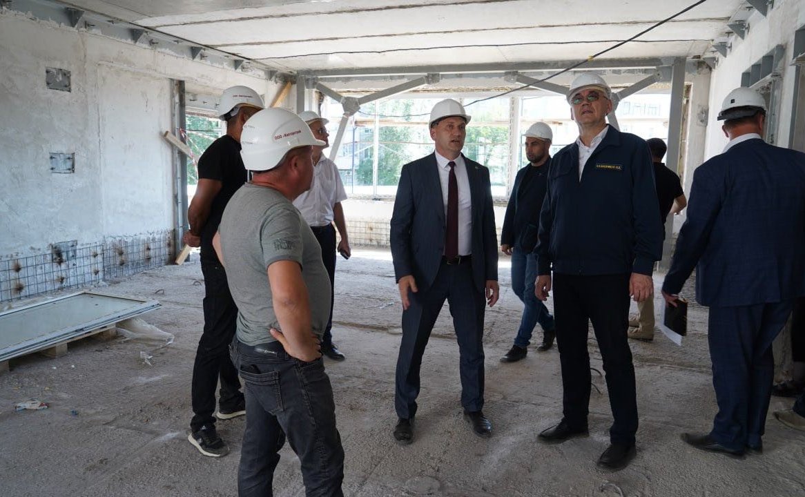 Виктор Калашников проинспектировал реализацию проектов капитального ремонта школ и детских садов в Комсомольске-на-Амуре