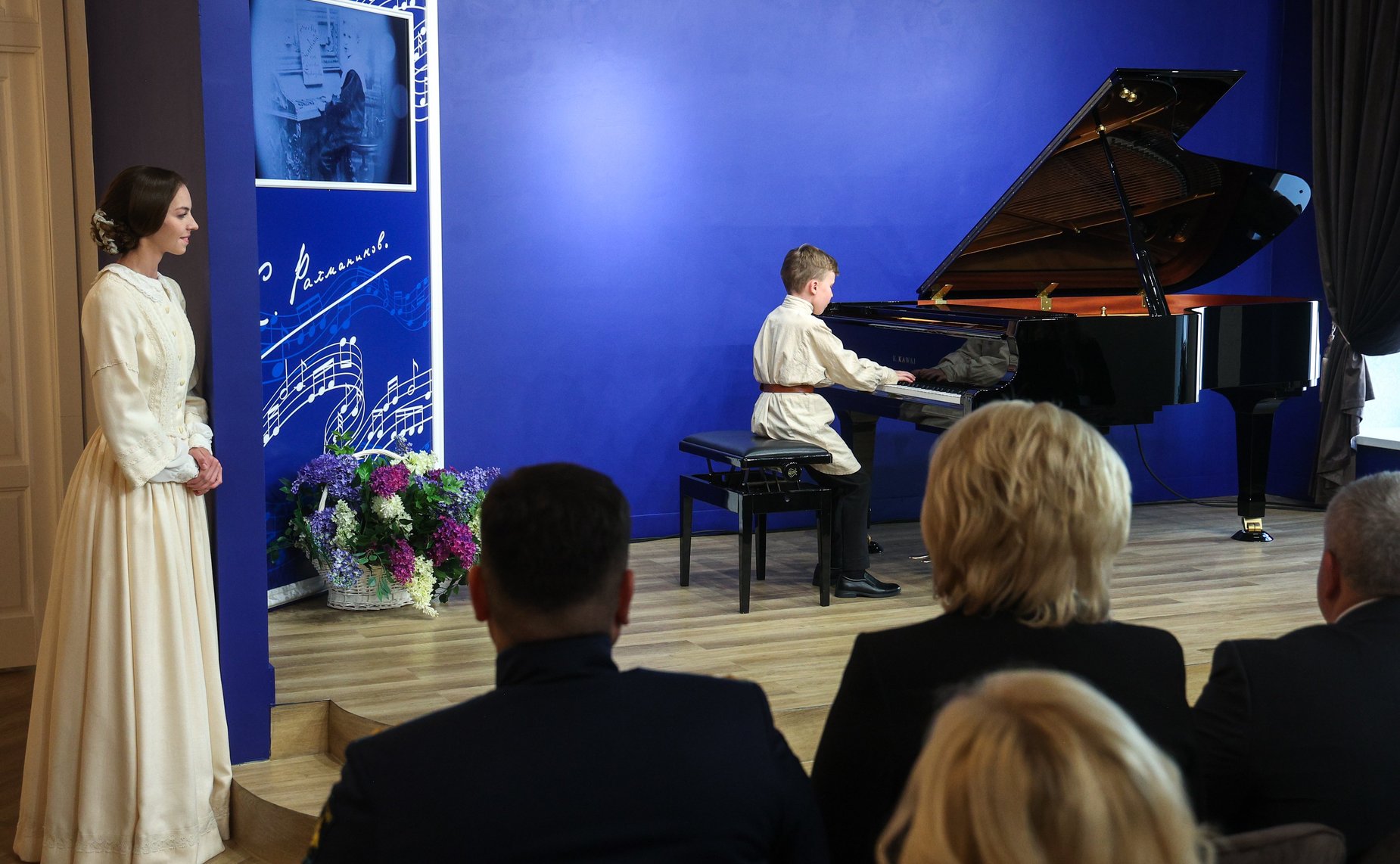 В рамках работы Х Парламентского форума «Историко-культурное наследие России» в Великом Новгороде Валентина Матвиенко посетила детскую общеобразовательную школу имени Г.Р. Державина и Дом музыки имени С.В. Рахманинова