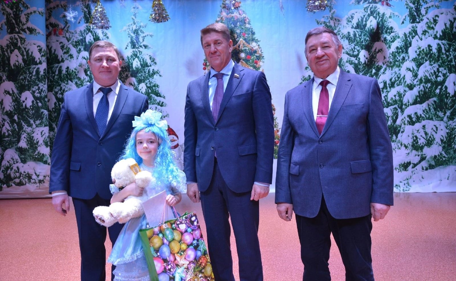 Андрей Шевченко посетил детский сад и социально-реабилитационный центр для несовершеннолетних «Теремок» в пос. Уранбаш Октябрьского района, где вручил детям подарки