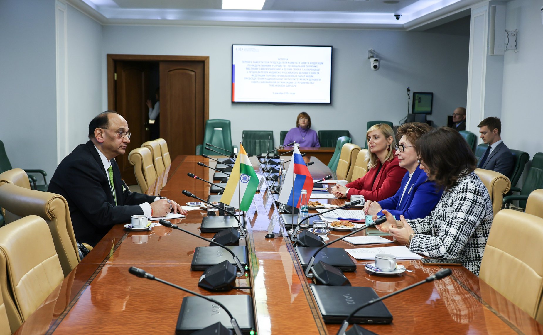 Галина Карелова провела встречу с председателем Индийско-российского делового совета Федерации торгово-промышленных палат Индии Трибхуваном Дарбари