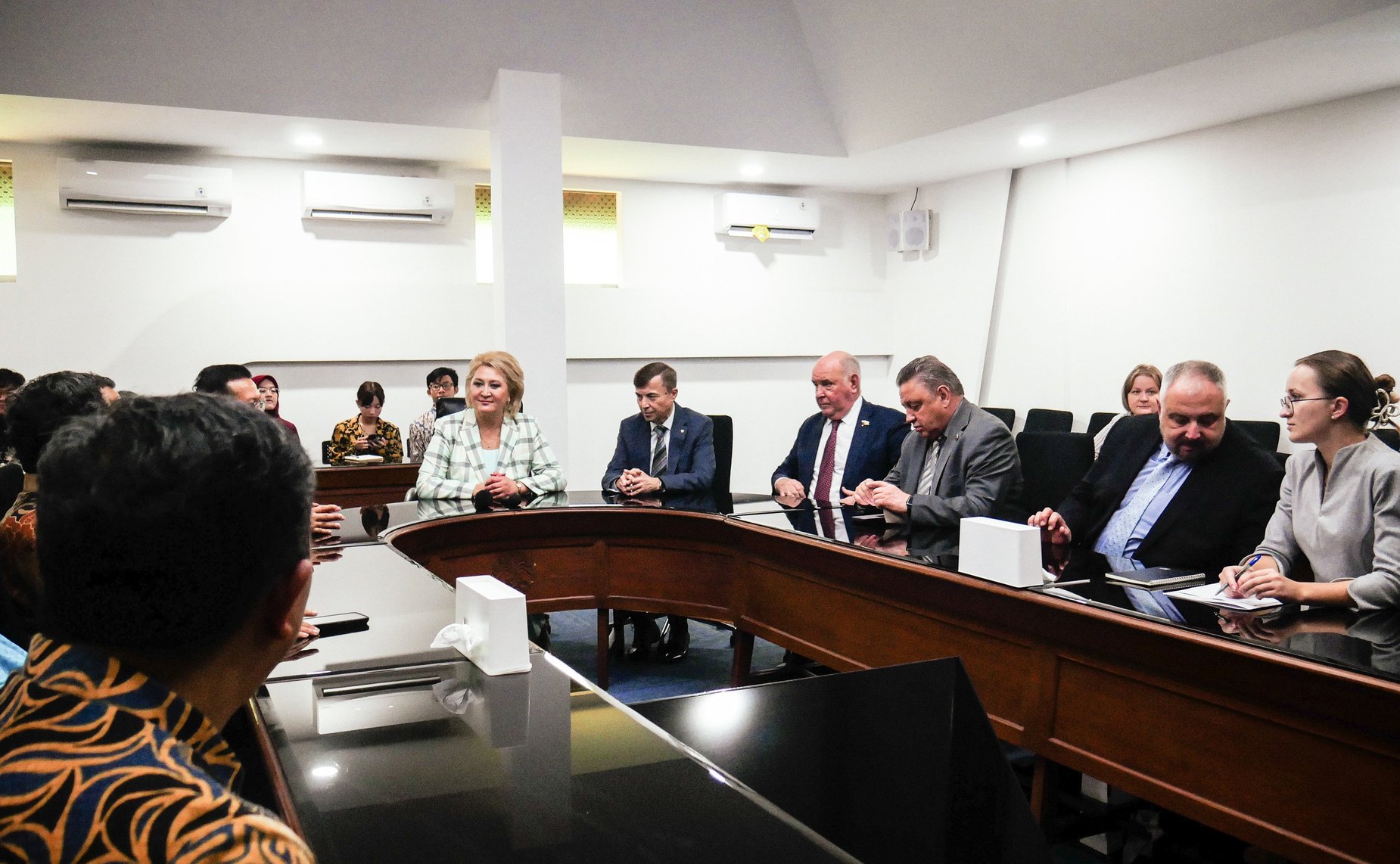 Делегация Совета Федерации посетила Университет Индонезии в Джакарте и провела встречу с руководством учебного заведения и со студентами, изучающими русский язык