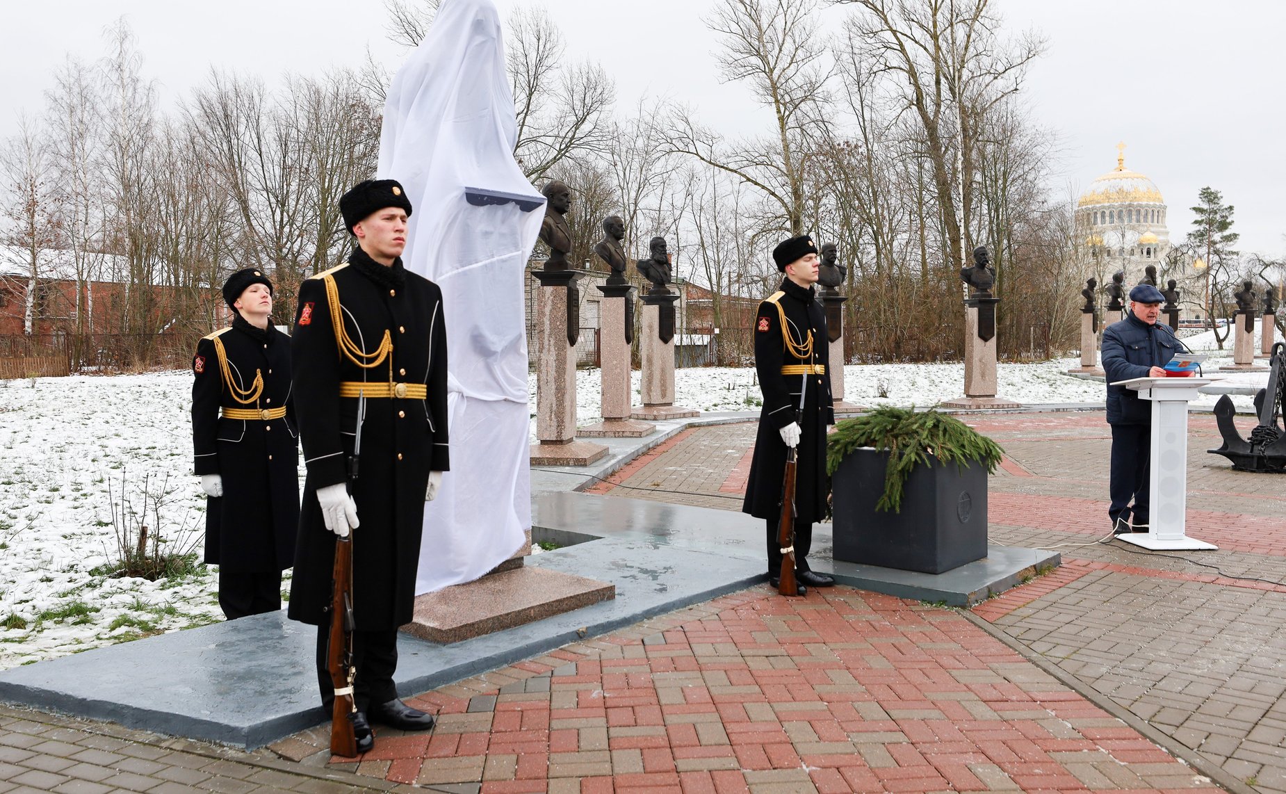 Сенаторы РФ приняли участие в торжественной церемонии открытия памятника Адмиралу флота Советского Союза Исакову Ивану Степановичу