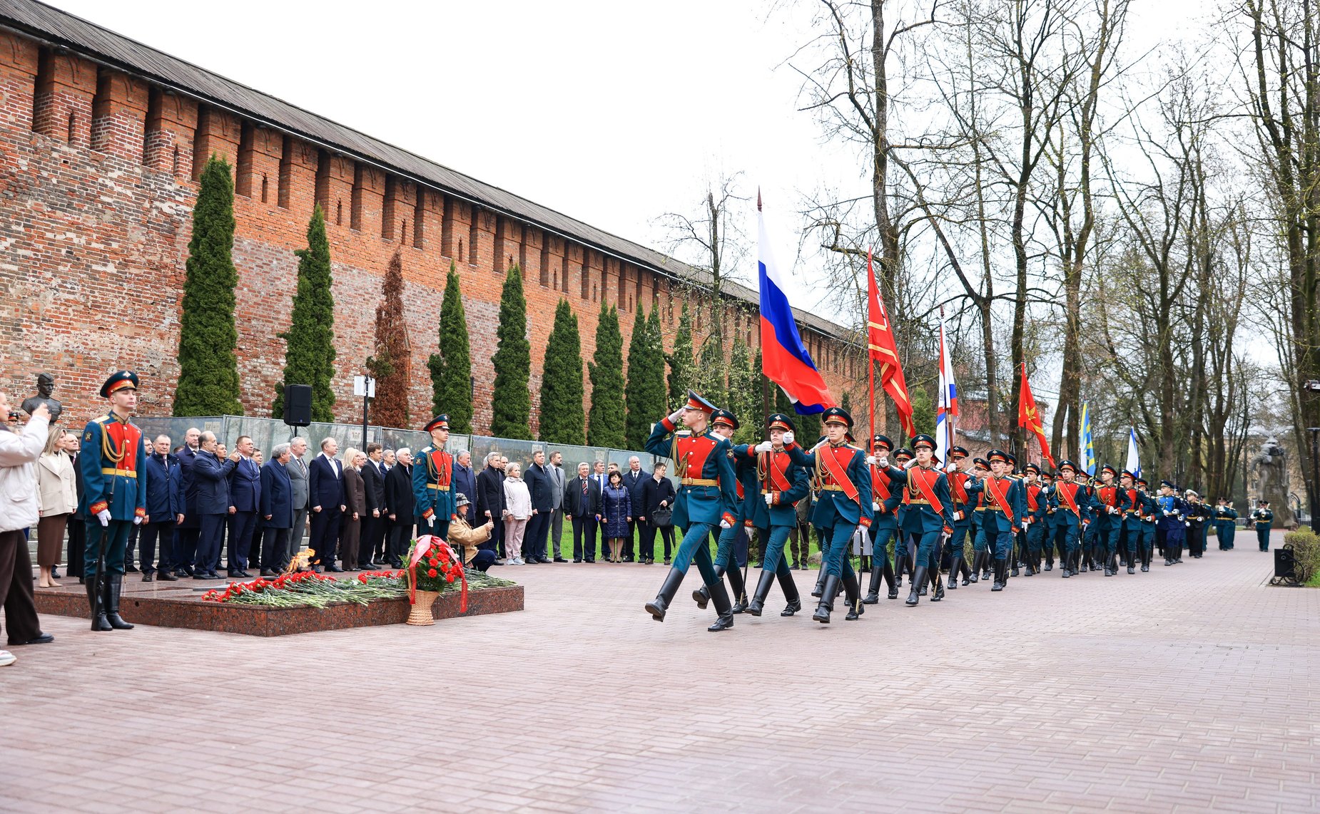 Сенаторы возложили цветы к Вечному огню в Сквере Памяти Героев в Смоленске