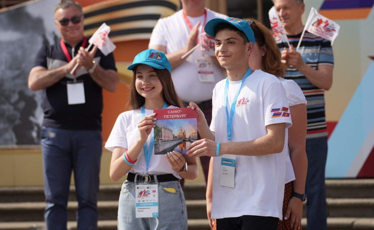 Участники проекта «Поезд Памяти» познакомились с основными достопримечательностями Санкт-Петербурга, посетили Государственный музей-заповедник «Петергоф» и Музей железных дорог России