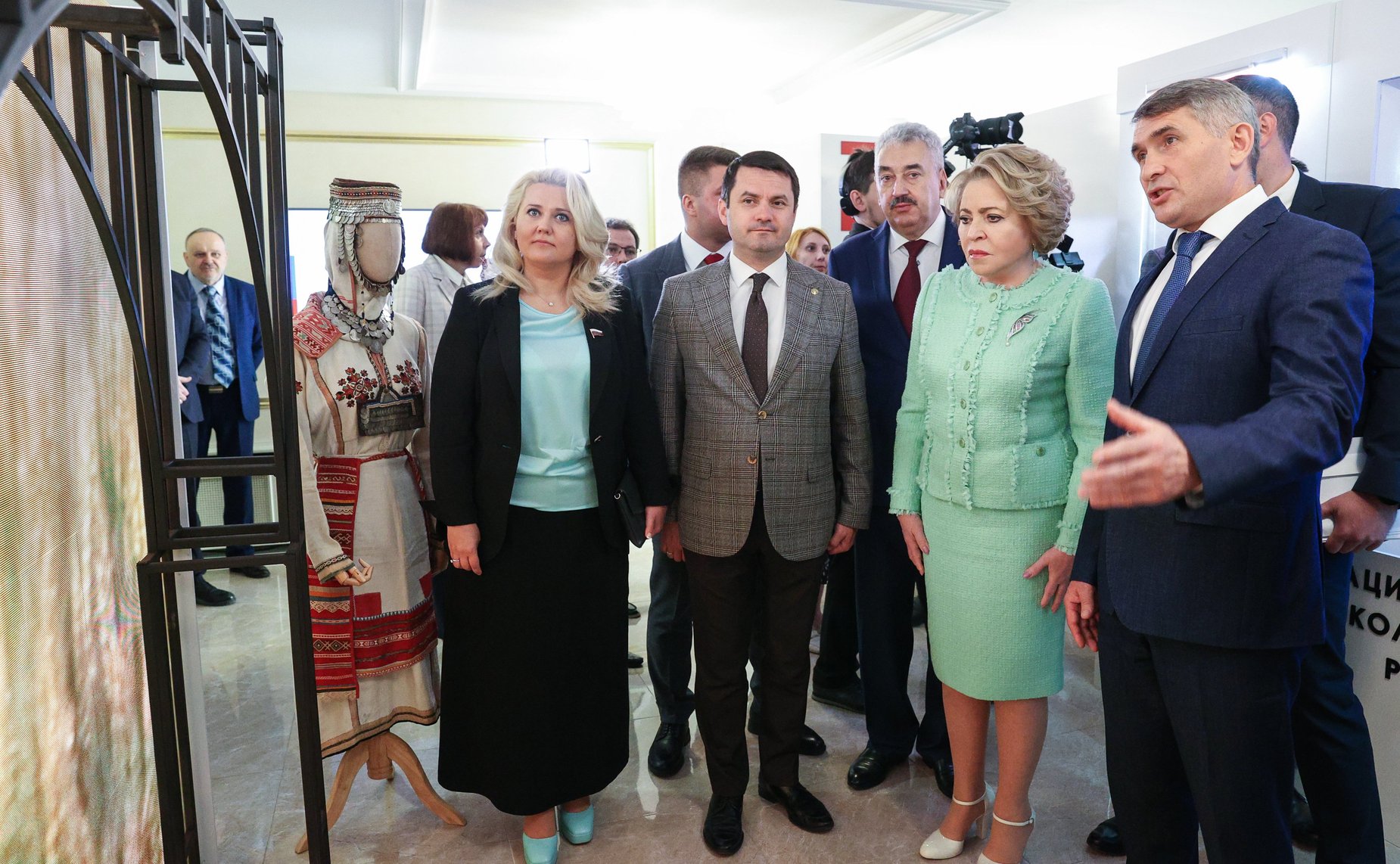 Валентина Матвиенко и Олег Николаев осмотрели выставку, посвященную истории и перспективным направлениям развития Чувашской Республики