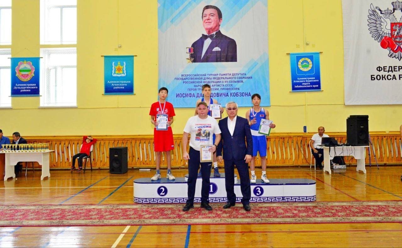 Баир Жамсуев наградил победителей Всероссийского турнира по боксу памяти Иосифа Кобзона