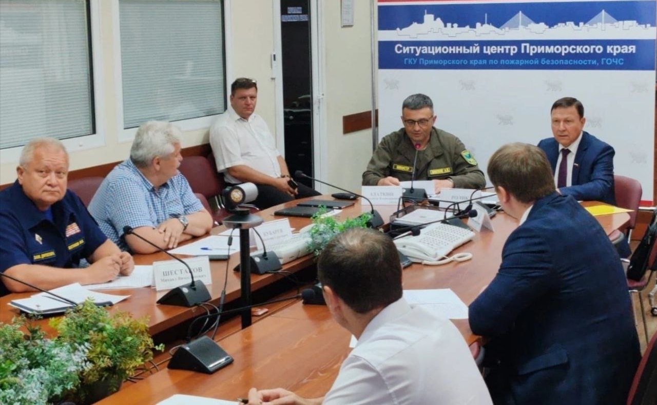 Александр Ролик принял участие в заседании Законодательного Собрания Приморья и провёл совещание в краевом Ситуационном центре