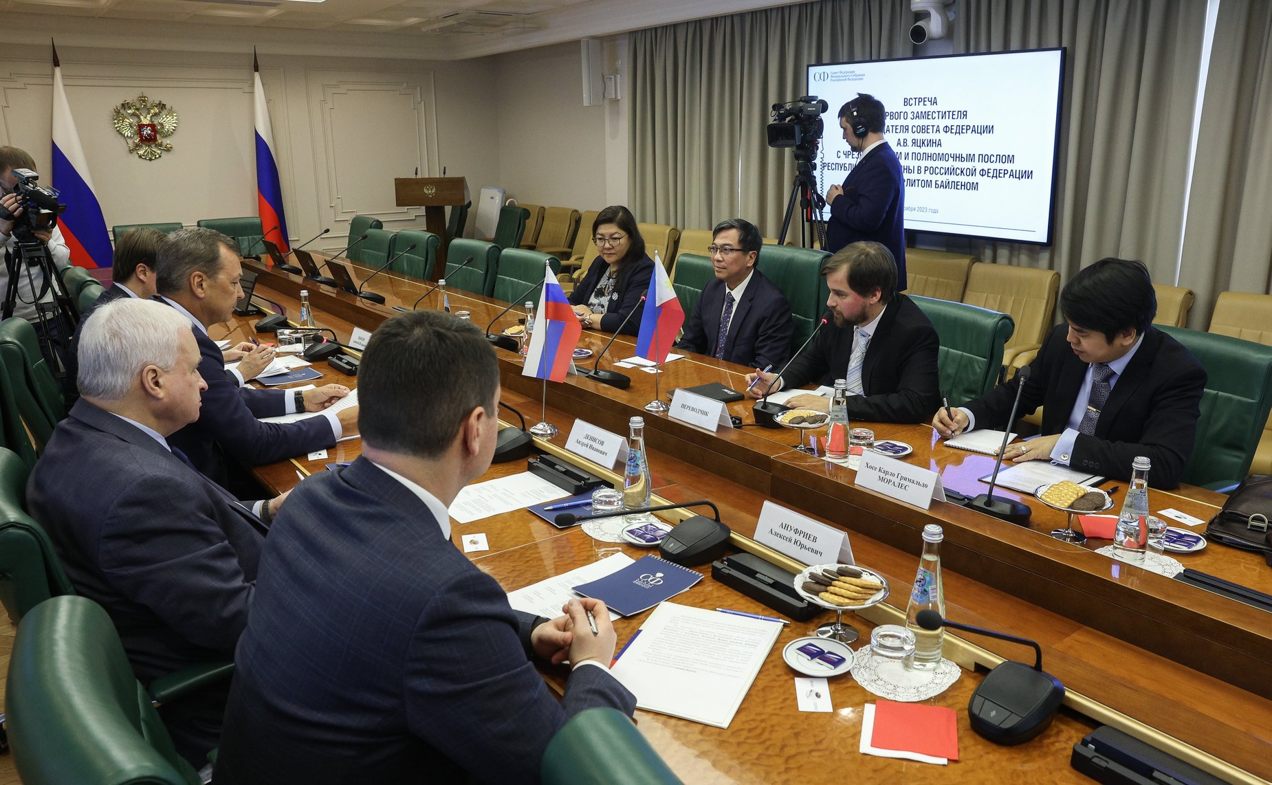 Встреча первого заместителя Председателя СФ Андрея Яцкина с Чрезвычайным и Полномочным Послом Республики Филиппины в РФ Игорем Гарлитом Байленом