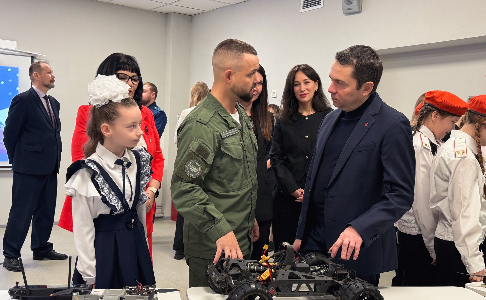 Елена Дягилева посетила модернизированный корпус школы в Снежногорске и вручила Почётную грамоту Совета Федерации начальнику управления образования Администрации ЗАТО Александровск