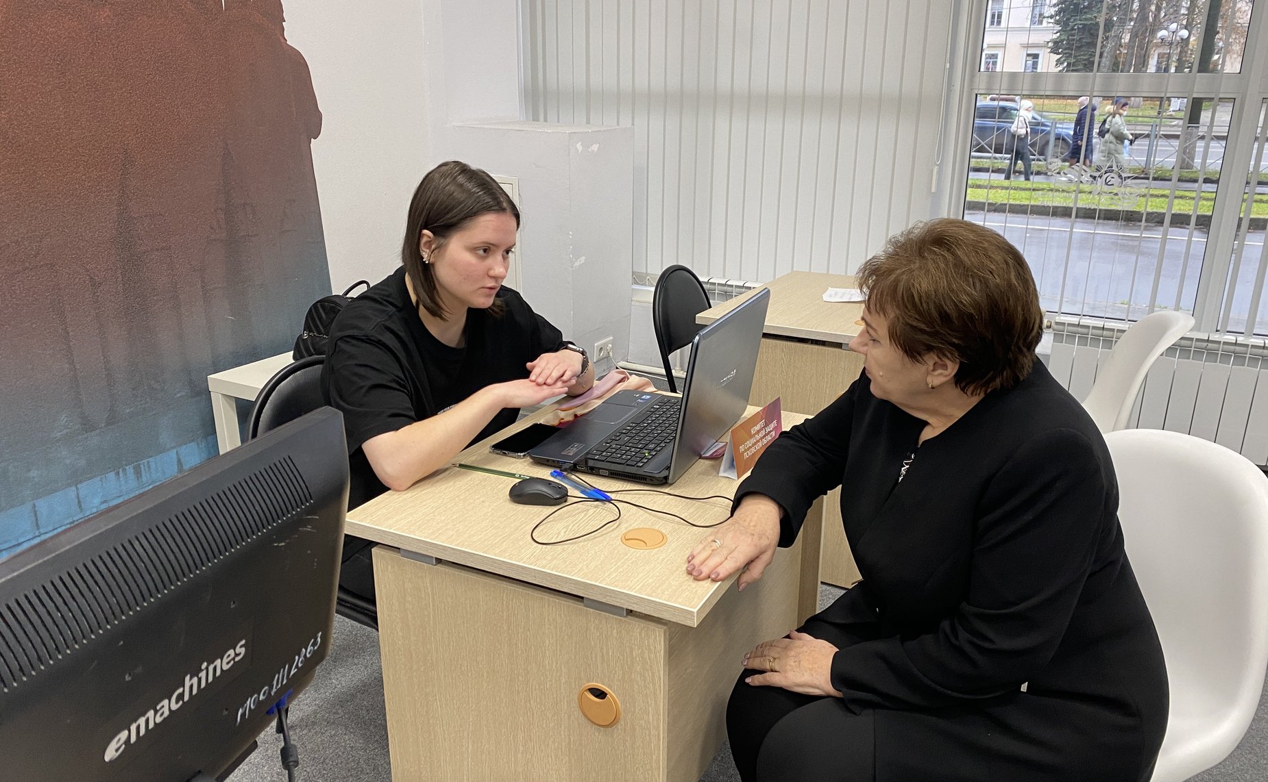 Елена Бибикова встретилась с советником губернатора Псковской области, курирующим деятельность Центра помощи семьям мобилизованных и военнослужащих