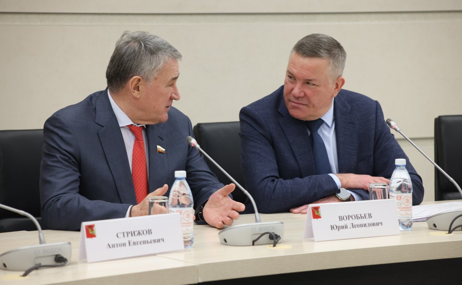 Заместитель Председателя Совета Федерации Юрий Воробьев и губернатор региона Олег Кувшинников приняли участие в церемонии подписания контракта на строительство детского сада в туристической жемчужине Вологодчины городе Кириллове