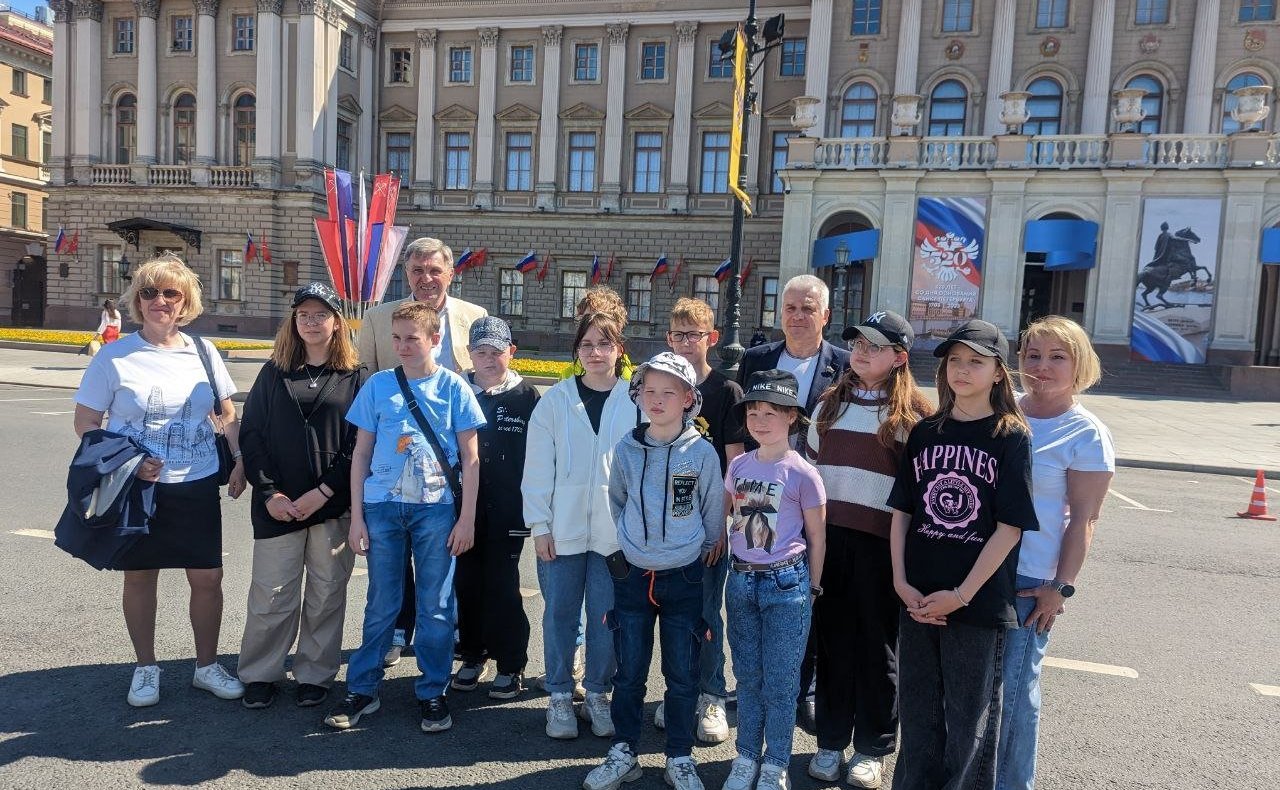 Сергей Мартынов организовал поездку школьников в Санкт-Петербург