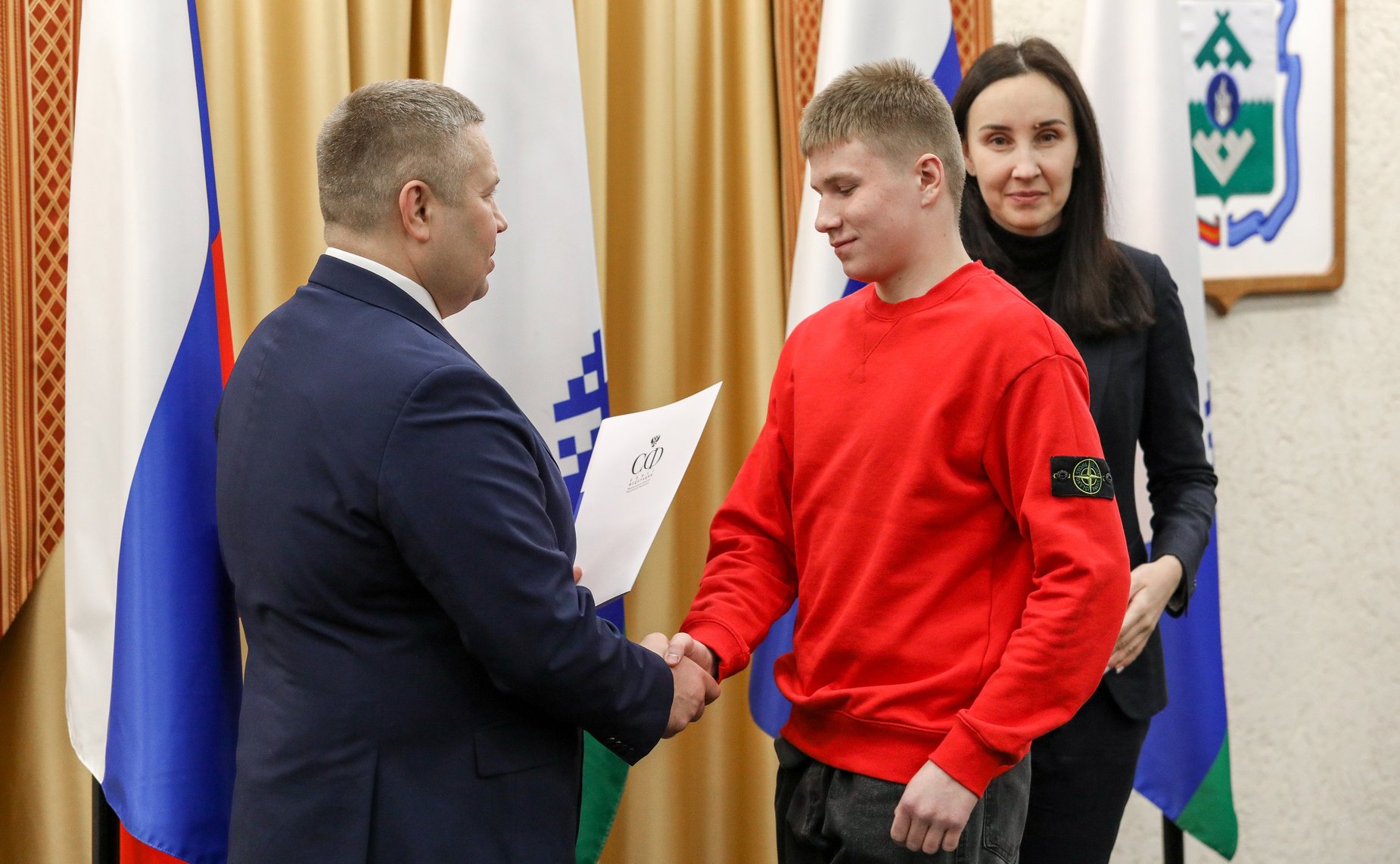 Денис Гусев вручил именные стипендии студентам учреждений среднего профессионального образования Ненецкого АО