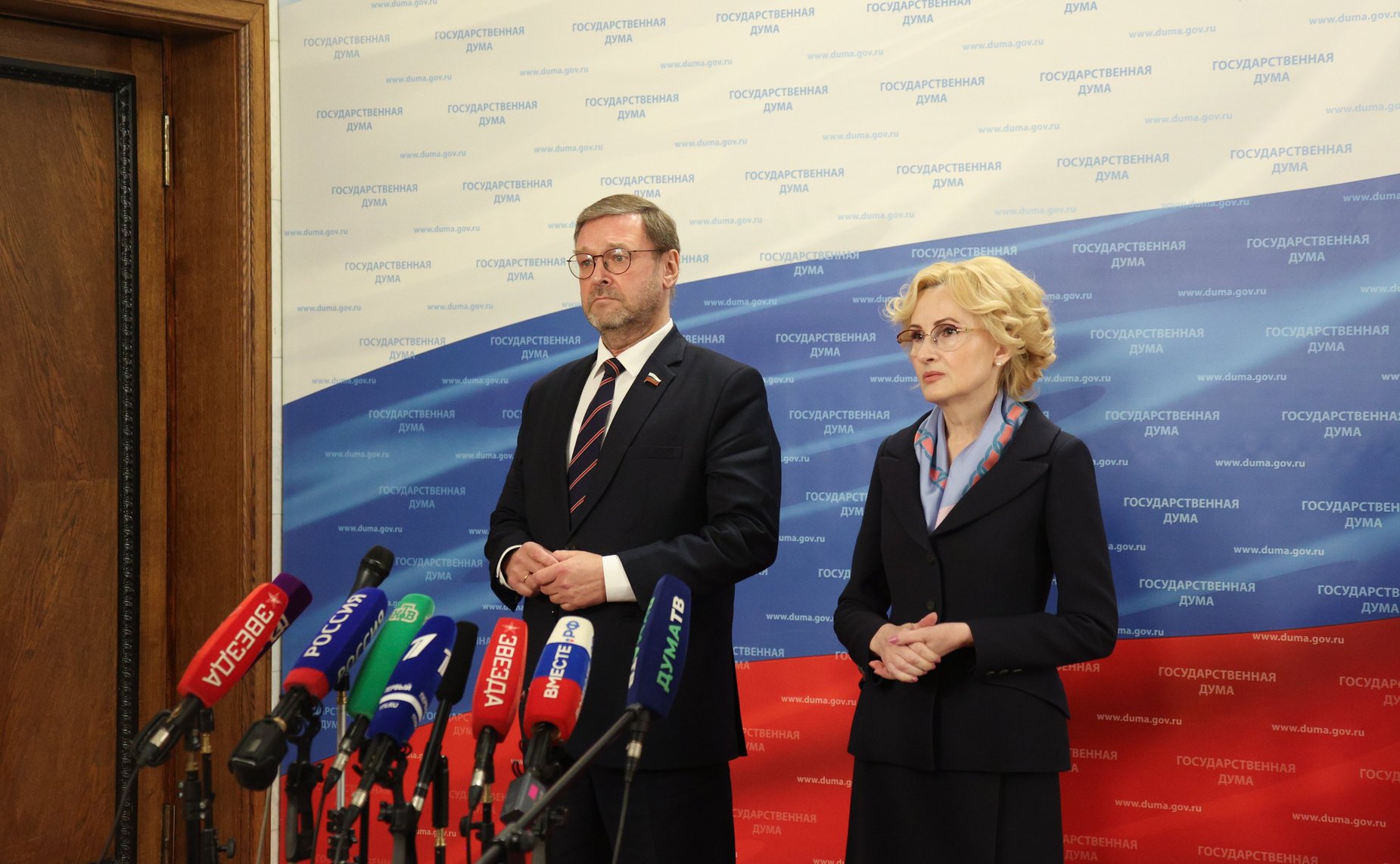 Пресс-подход Константина Косачева и Ирины Яровой по итогам заседания парламентской Комиссии по расследованию обстоятельств, связанных с созданием американскими специалистами биологических лабораторий на территории Украины