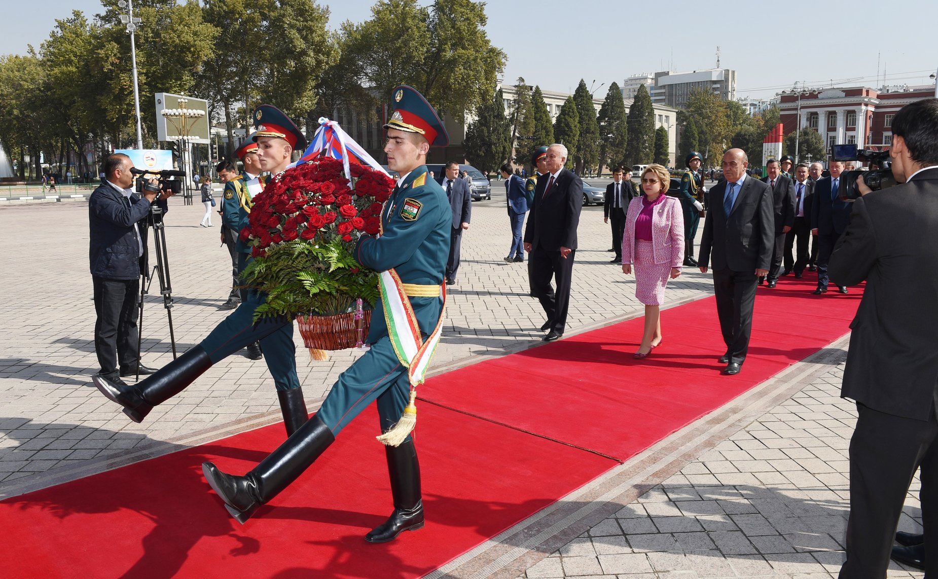 Церемония возложения корзины цветов к памятнику Исмоилу Сомони