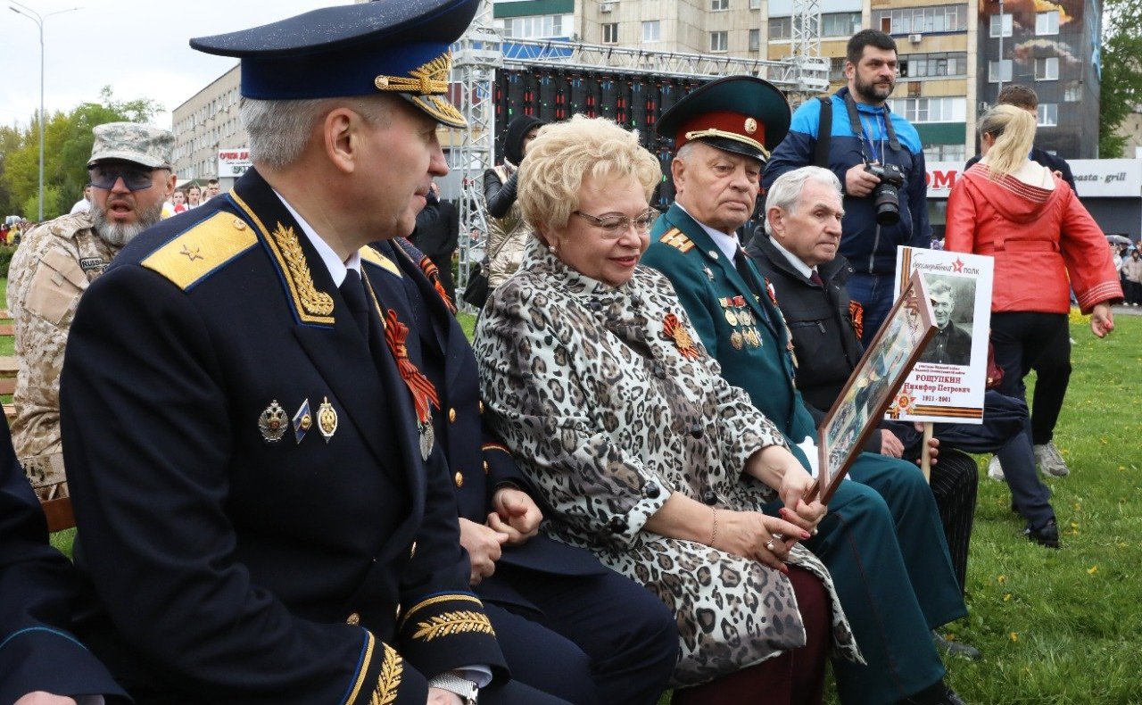 Оксана Хлякина приняла участие в праздничных мероприятиях, посвященных 77-летию годовщине Победы в Великой Отечественной войне