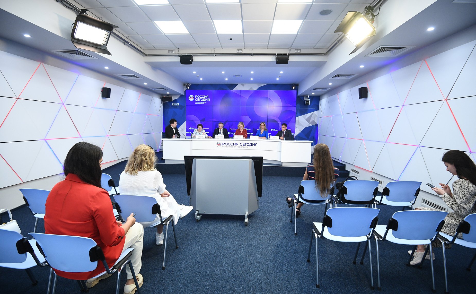 Пресс-конференцию по итогам работы Комитета СФ в ходе весенней парламентской сессии