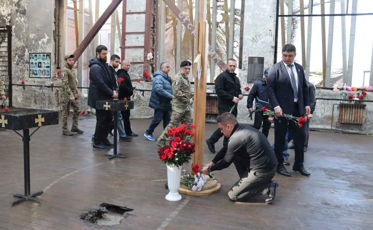 Айрат Гибатдинов вместе с бойцами разведывательно-штурмовой бригады «Ветераны» почтили память жертв трагедии в Беслане и возложили цветы к мемориалу