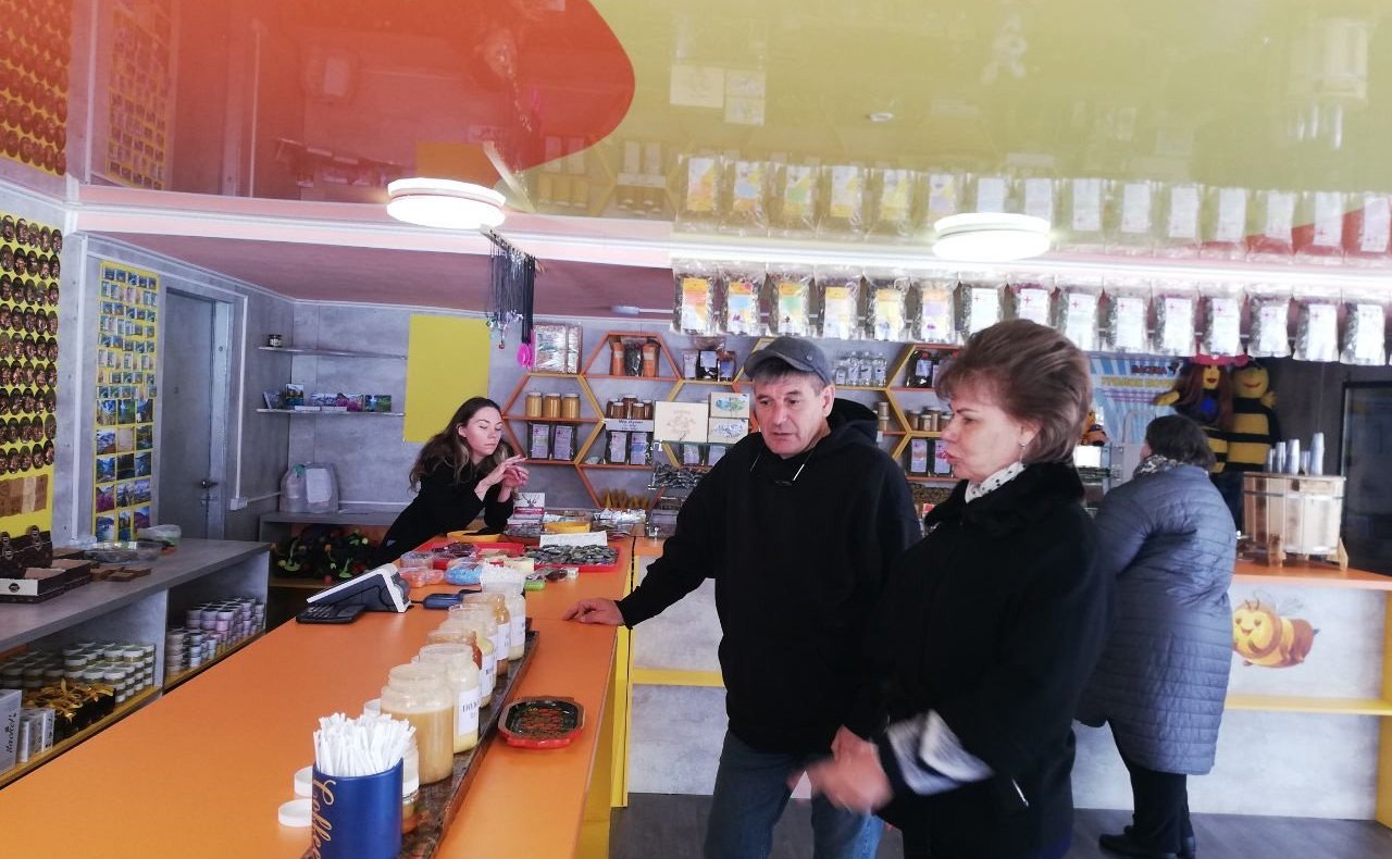 Татьяна Гигель в ходе рабочей поездки по региону побывала на одной из пасек, расположенной в Чемальском районе