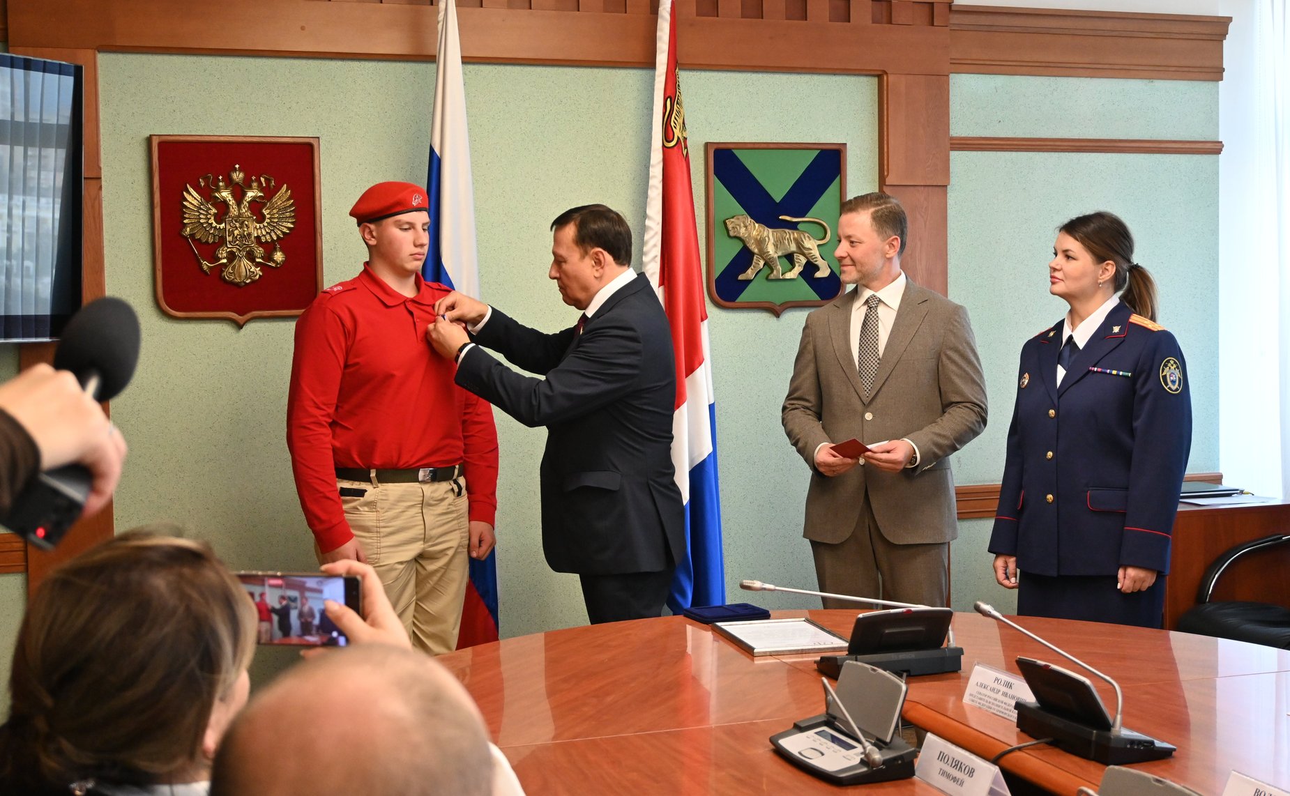 Александр Ролик во время региональной недели в торжественной обстановке вручил памятную медаль Совета Федерации «За проявленное мужество» школьнику из села Чугуевка Приморского края Тимофею Полякову