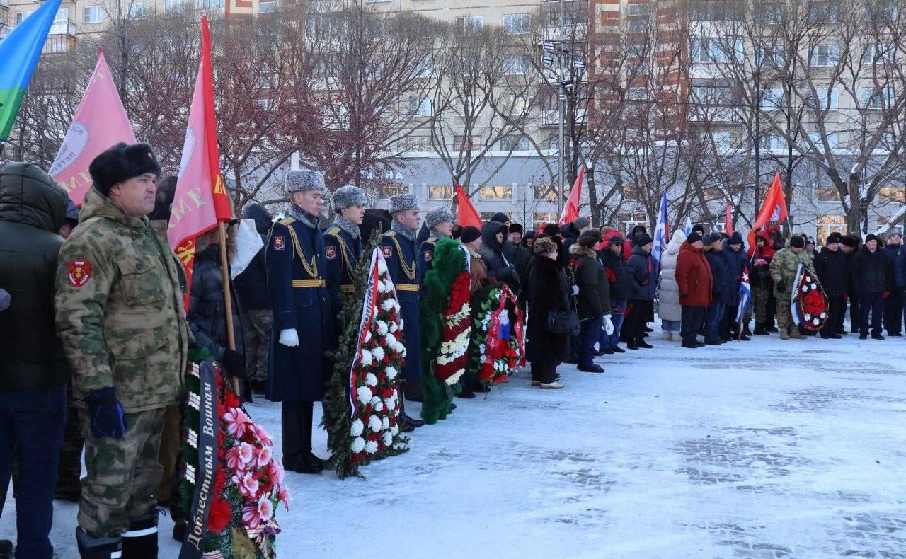Маргарита Павлова в рамках поездки в регион приняла участие в церемонии возложения цветов и венков к челябинскому мемориалу «Доблестные сыны Отечества», прошедшей в честь Дня памяти о 35-летии вывода советских войск из Афганистана