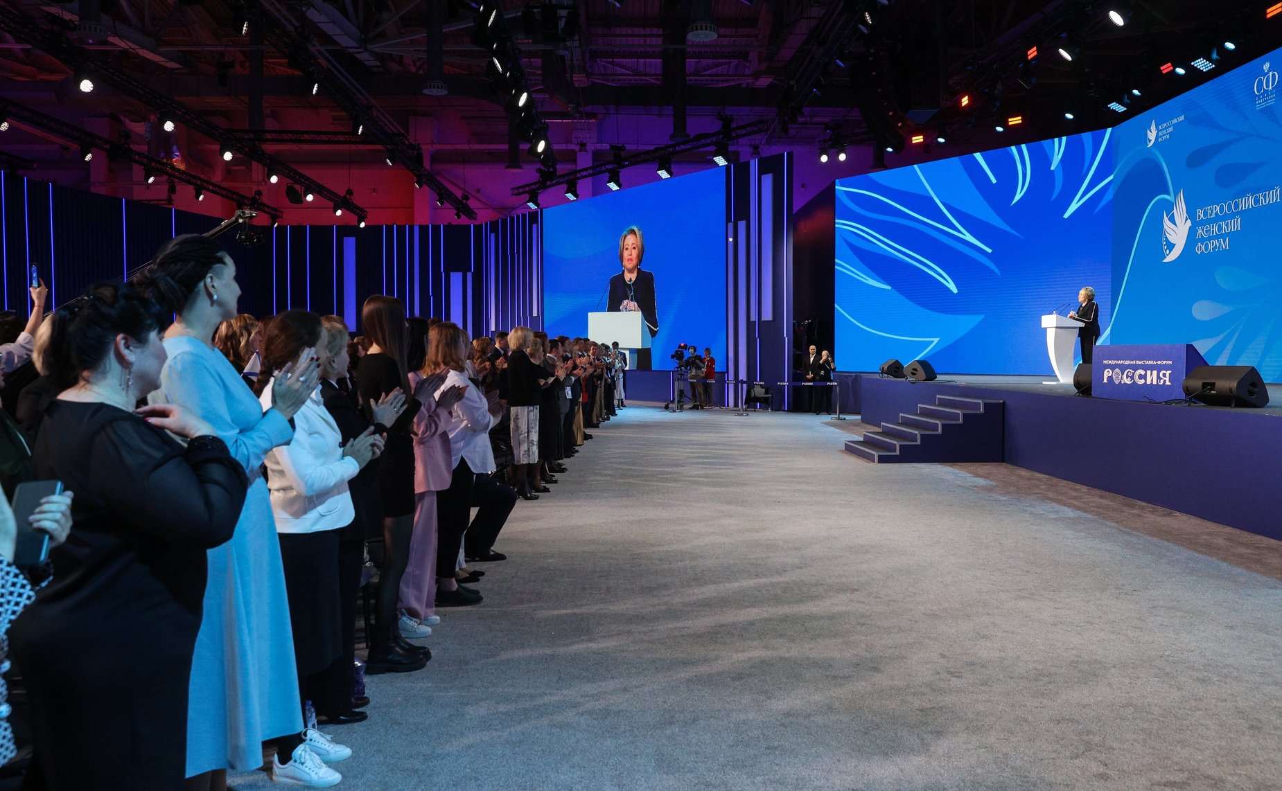 В рамках Всероссийского женского форума «Женщины: сохраняем традиции – развиваем Россию» состоялась Торжественная церемония награждения лауреатов премии «По зову женского сердца»