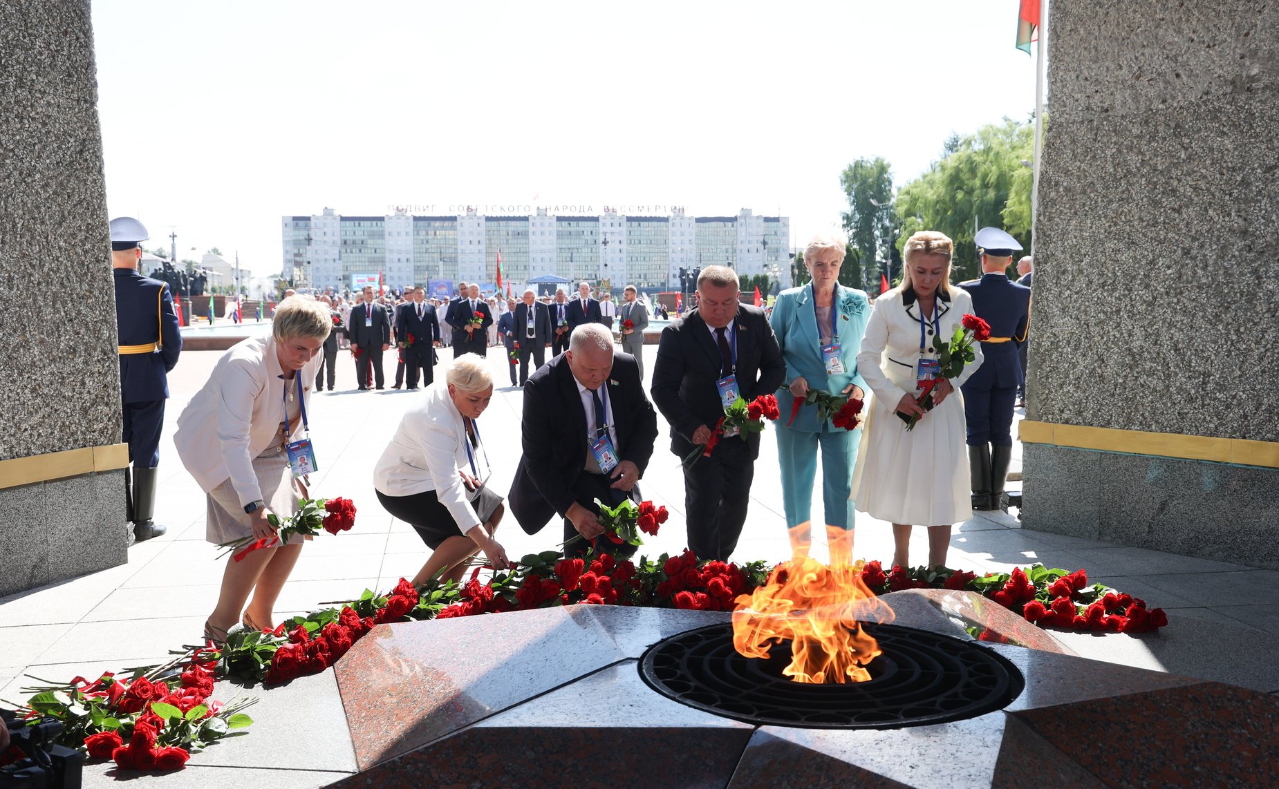 Торжественная церемония возложения цветов членами официальных делегаций Совета Республики и Совета Федерации к Вечному огню у монумента «Три штыка»