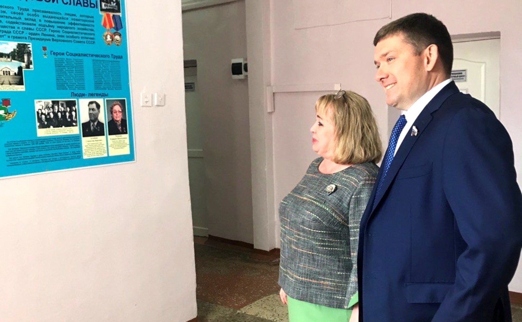 Заместитель Председателя Совета Федерации Николай Журавлев посетил Караваевскую среднюю школу Костромского района и поздравил всех педагогов и школьников с Днем знаний и началом нового учебного года