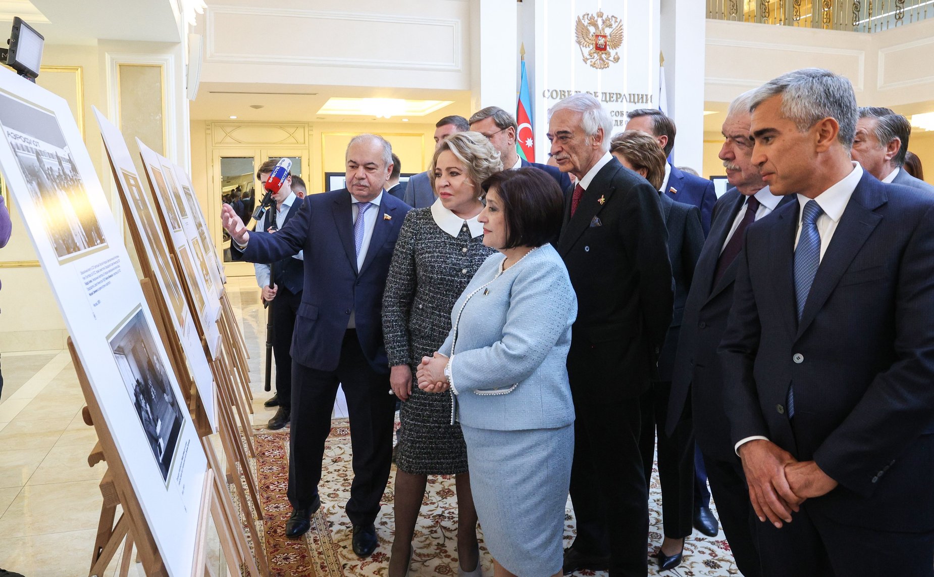 Валентина Матвиенко и Председатель Милли Меджлиса Азербайджанской Республики Сагиба Гафарова открыли в верхней палате российского парламента фотовыставку «В России часть моей души…», посвященную 100-летию со дня рождения Гейдара Алиева