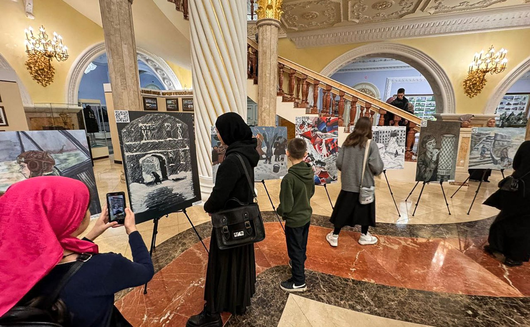 Дмитрий Василенко представил в Чеченской Республике выставку детского рисунка, посвященную 80-летию полного освобождения Ленинграда от фашистской блокады