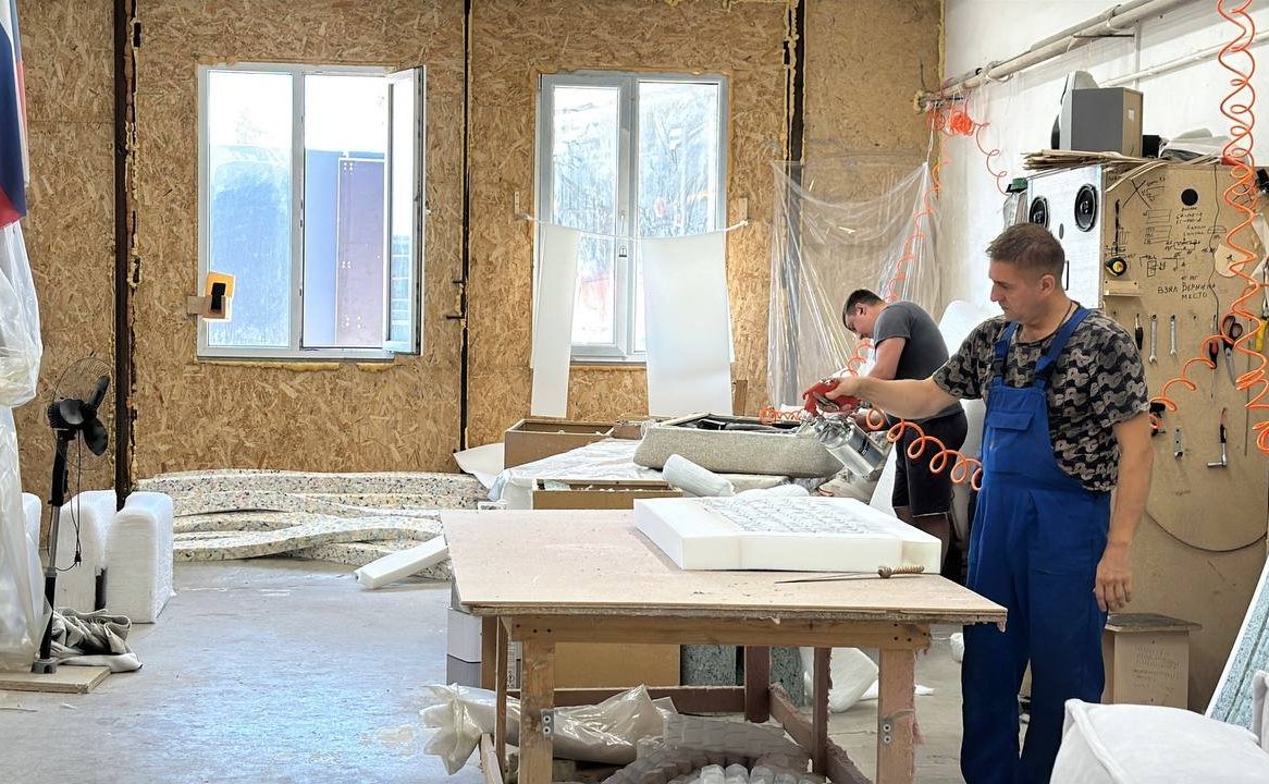 Айрат Гибатдинов в ходе работы в регионе посетил одно из предприятий Ульяновской области, которое более десяти лет успешно работает на российском мебельном рынке