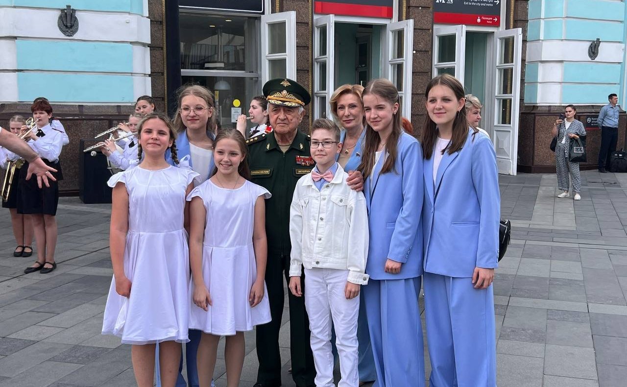 Инна Святенко встретила школьников прибывших в Москву на «Поезде памяти»