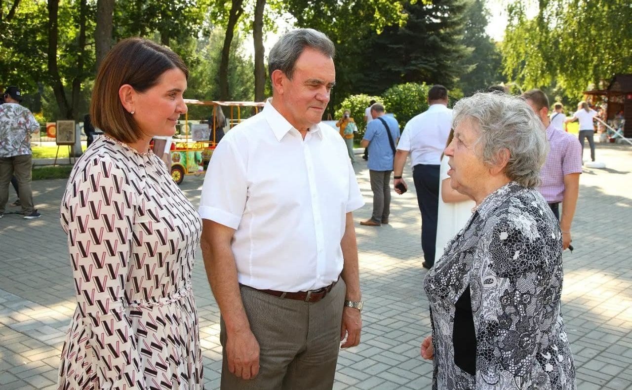 Врио губернатора Пензенской области Олег Мельниченко, председатель Законодательного Собрания Валерий Лидин и Юлия Лазуткина поздравили Пензенский зоопарк с 40-летием