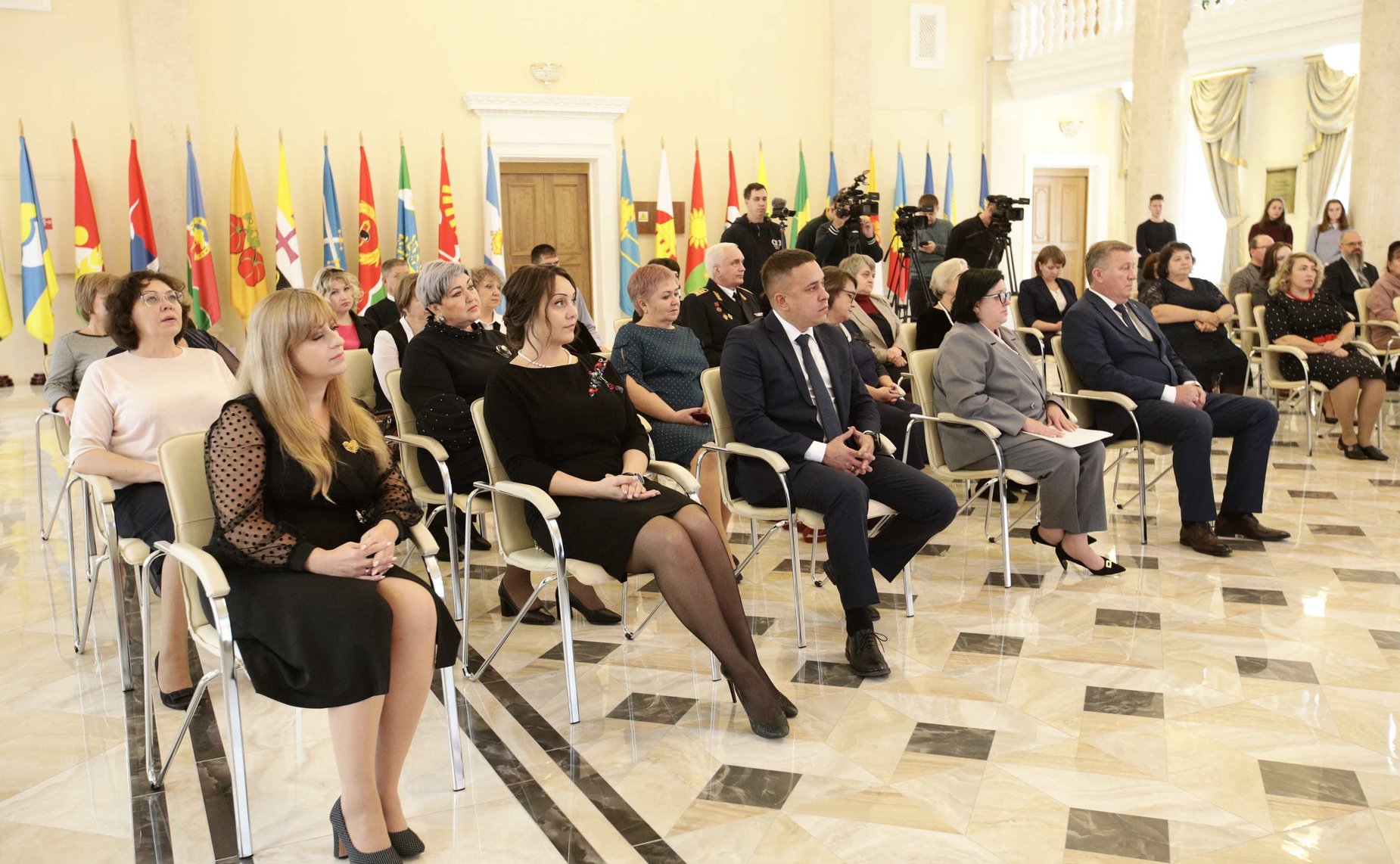 Сенатор РФ Айрат Гибатдинов совместно с губернатором Ульяновской области Алексеем Русских поздравил заслуженных учителей и почетных работников общего образования с профессиональным праздником