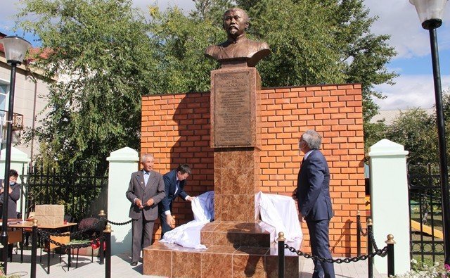 Баир Жамсуев в ходе своей рабочей поездки в регион, принял участие в торжественных церемониях открытия модельной библиотеки Агинского района и памятника ученому-востоковеду Цыбену Жамцарано