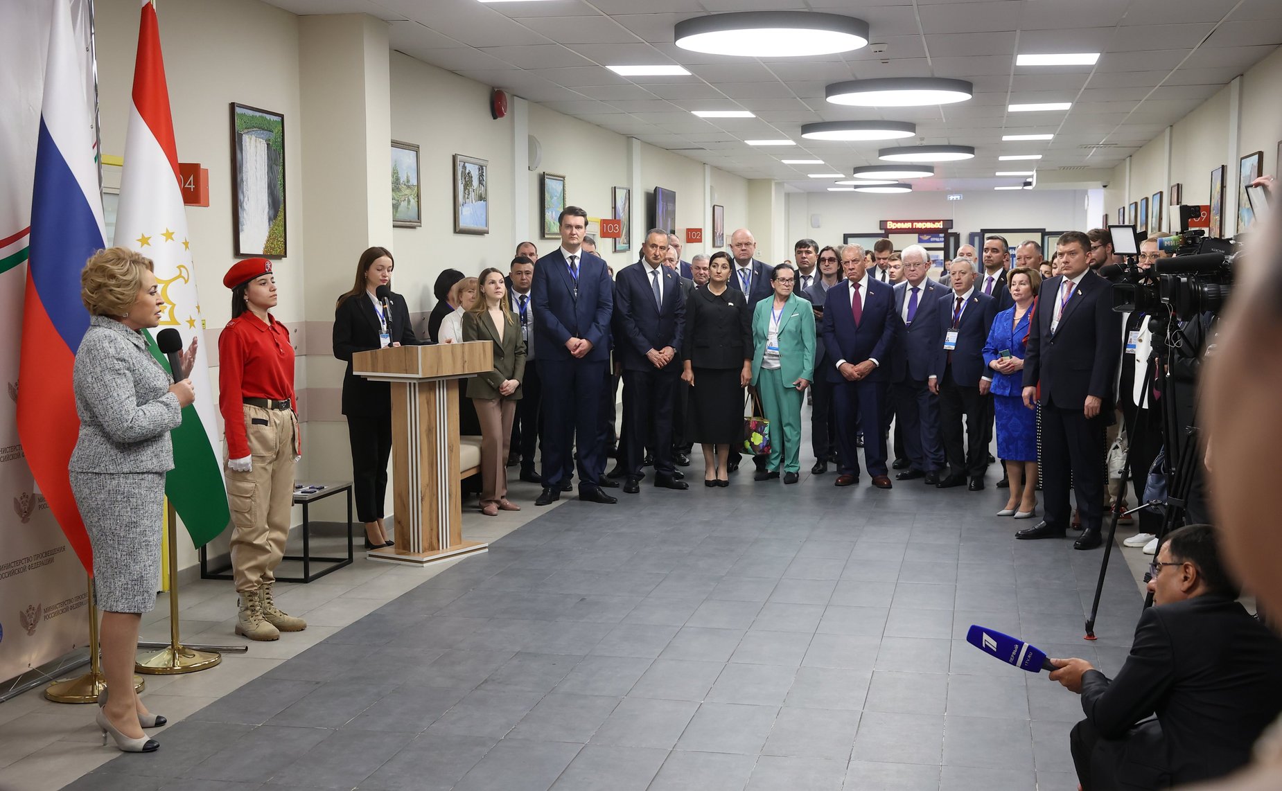 В Душанбе Валентина Матвиенко посетила школу имени Ю.А. Гагарина, пообщалась с учителями и учащимися и наградила лучших педагогов