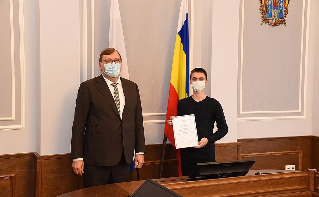 Ирина Рукавишникова вручила награду и поощрения СФ юным героям Ростовской области