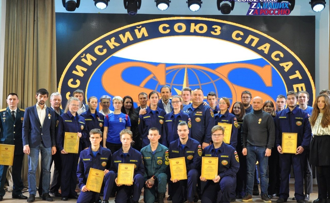 Андрей Хапочкин вручил медали и почетные грамоты за организацию гуманитарной помощи участникам специальной военной операции, патриотическую работу, активное участие в пропаганде безопасности